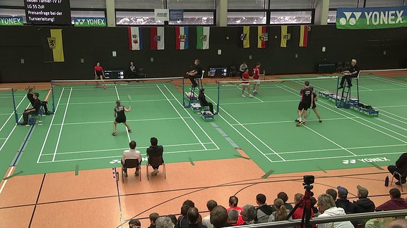 Blick in eine Badminton-Halle während eines Turniers..