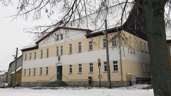 Das schneebedeckte Rathaus von Gebesee.
