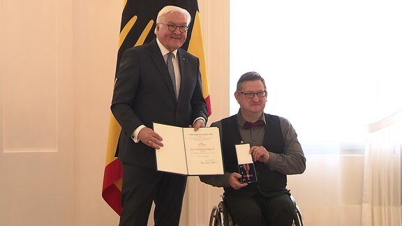 Mann im Rollstuhl bekommt Verdienstkreuz