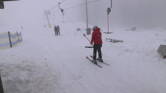 Skiläufer an einem Skilift