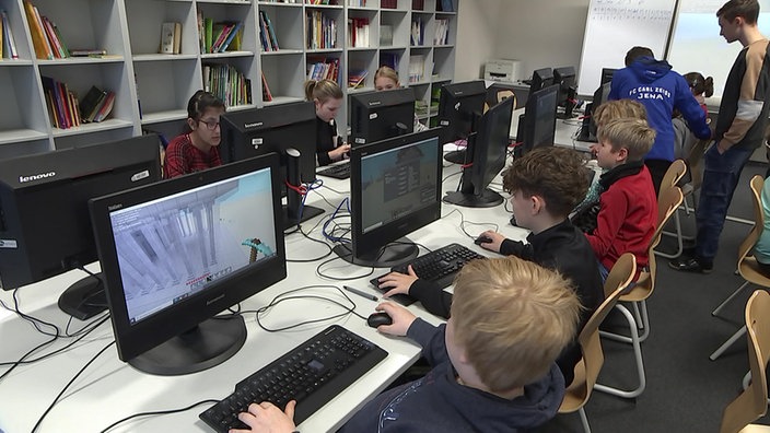 Schüler arbeiten an Computern