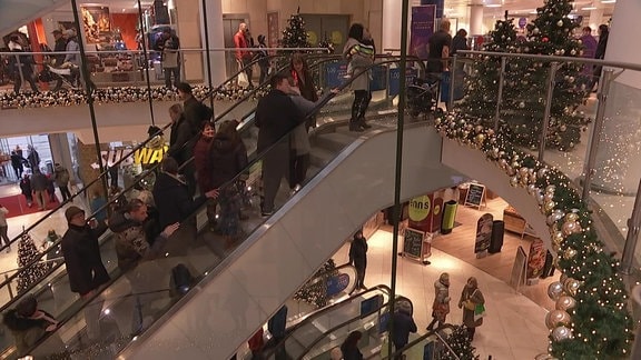 Menschen in einem Einkaufszentrum