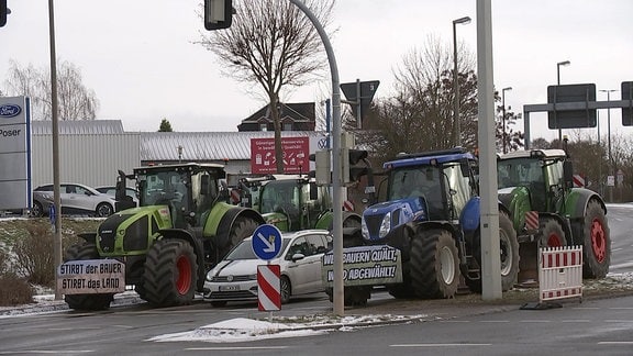 Traktoren an einer Kreuzung