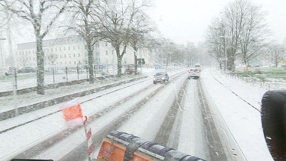 Eine verschneite Straße.