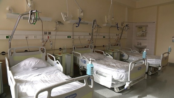 zwei leere Krankenhausbetten