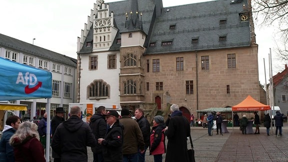 Marktplatz Neustadt an der Orla mit Menschengruppe und AfD-Stand