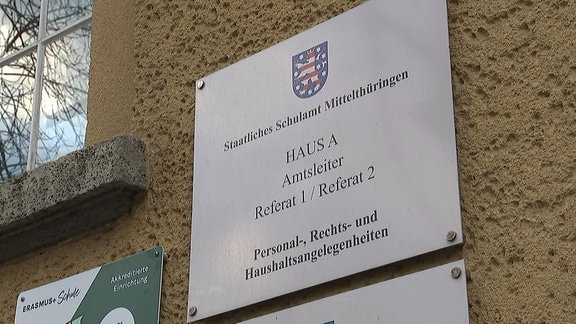 Schild an Gebäude mit Aufschrift: "Staatliches Schulamt Mitelthüringen"