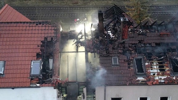 Zerstörter Dachstuhl mit Rauch nach Brand in Eisenach 