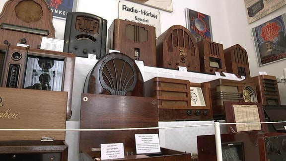 Radios in einer Ausstellung