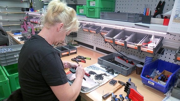 Mitarbeiterin der Rennsteig Werkzeuge GmbH in Viernau bei der Arbeit