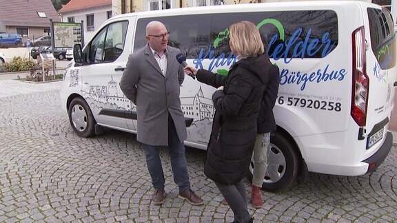 Interview vor dem Bürgerbus der Stadt Kranichfeld.