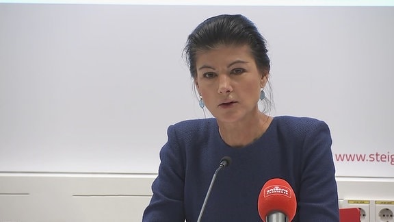 Sahra Wagenknecht auf einer Pressekonferenz