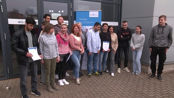 Gruppenbild vor der German Professional School, Standort Eisenach
