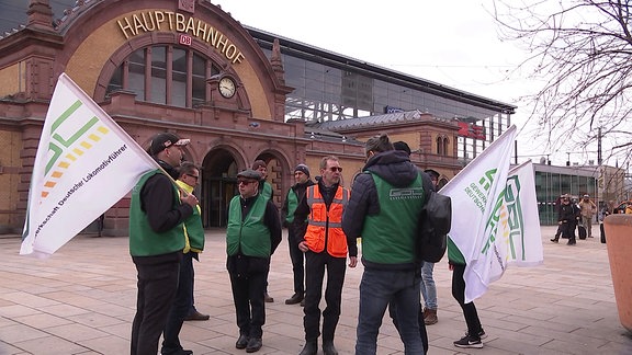 Streikende der GdL mit Fahnen vor dem Hauptbahnhof Erfurt