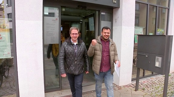 Syrer Ahmad verlässt Gebäude der Ausländerbehörde Erfurt