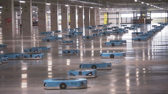 Blaue Roboter in Amazonhalle in Erfurt