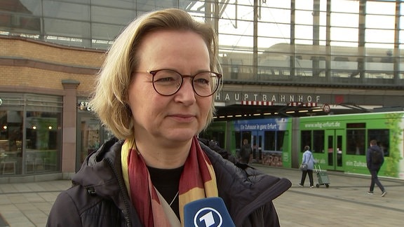 Die Thüringer BSW-Landeschefin Katja Wolf auf dem Bahnhofsvorplatz in Erfurt