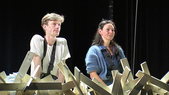 Bühnenszene aus "So long, Jena" mit zwei Schauspielern 