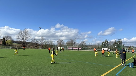 Ein Fußballfeld mit mehreren Spielerinnen 