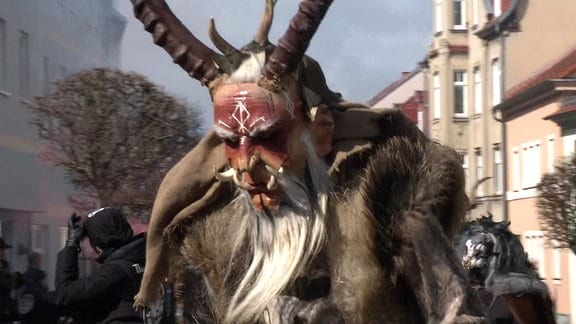 ein als "Thüringer Bergteufel" verkleideter Mann mit Hörnermaske