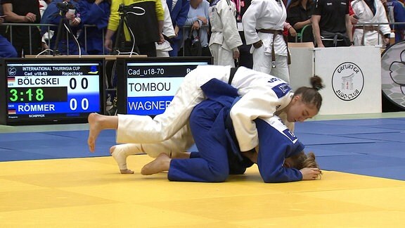 Zwei Judo-Kämpferinnen auf der Matte 
