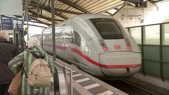 Nach der Einigung im Tarifstreit der Bahn rollen die Züge auch wieder im Erfurter Bahnhof
