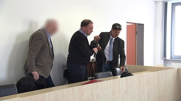 Der angeklagte Ex-Anwalt (links) soll Mandantengelder behalten haben