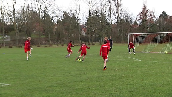 Fußballnachwuchs trainiert in Erfurt