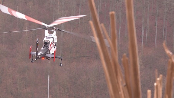 Hubschrauber beim Baumfällen