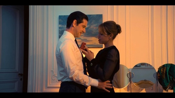 Szene aus dem Film "Ein Glücksfall": Paar hält sich in den Armen