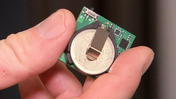 Zwei Finger halten ein Mikroelektronisches Bauteil 