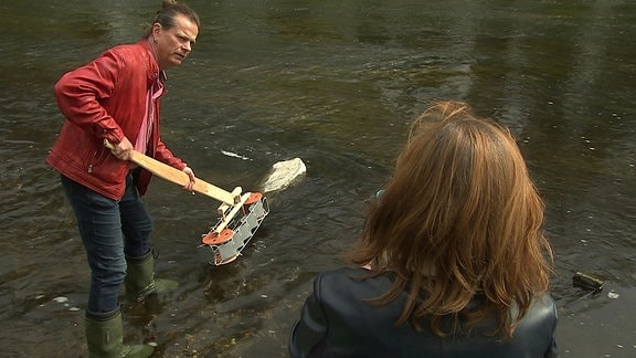 Textilforscher in Greiz testen einen Prototyp gegen Plastik im Fluss