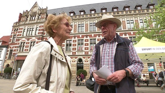 Zwei Senioren unterhalten sich auf dem Erfurter Anger