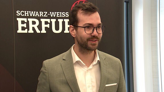 Der Geschäfstführer der Spielbetriebsgesellschaft von Schwarz-Weiß Erfurt, Florian Völker, auf der Pressekonferenz