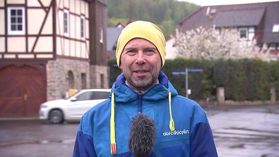 Wettermoderator Jens Roder an einer Kreuzung in Hildburghausen