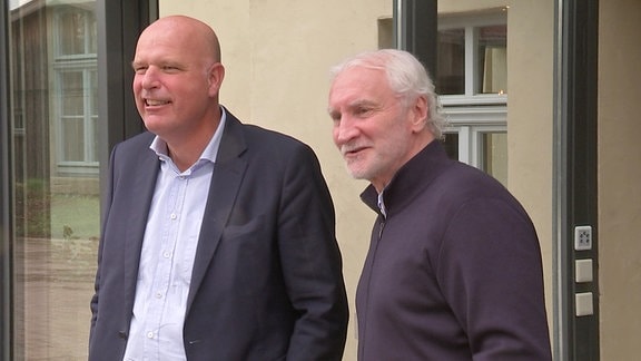 Rudi Völler mit dem Geschäftsführer vom Golfressort Blankenhain vor dem Hoteleingang
