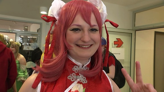 Eine Cosplayerin mit roten Haaren