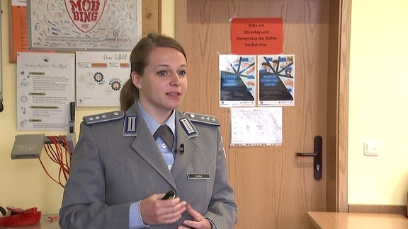 Jugendoffizierin der Bundeswehr in einem Klassenraum