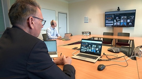 Staatssekretär Schubert sitzt während einer Videokonferenz vor einem Bildschirm