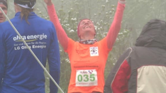 Siegesfreude einer Teilnehmerin am Pleßberglauf