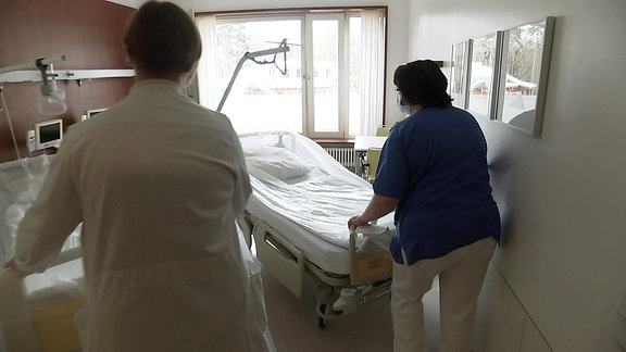 Mit einem Rettungsschirm über 100 Millionen Euro sollen Krankenhäuser vom Land unterstützt werden.