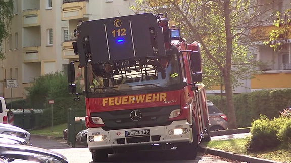 Ein Feuerwehrfahrzeug fährt ins Wohngebiet