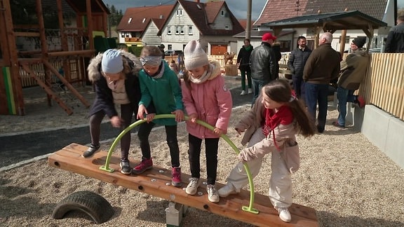 Kinder auf der neuen Wippe in Birkenfeld