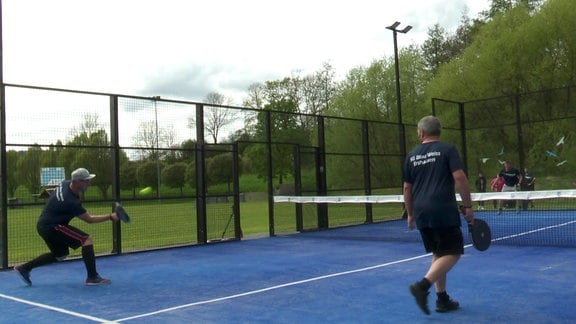 Zwei Menschen spielen Padel-Tennis