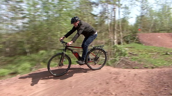 Ein Radfahrer auf der neuen Mountenbike-Strecke in Ilmenau