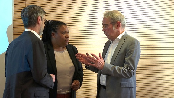 Ein Mann unterhält sich mit Justizministerin Doren Denstädt und Innenminister Georg Maier