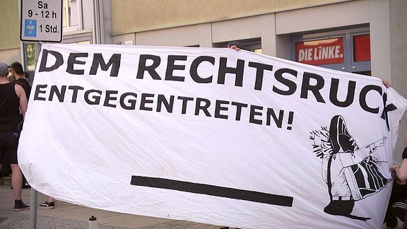 Ein Transparent auf einer Demo trägt die Aufschrift "Dem Rechtsruck entgegentreten".