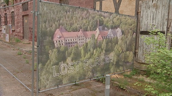 Bauzaun mit Lost Place Transparent von der Sophienheilstätte