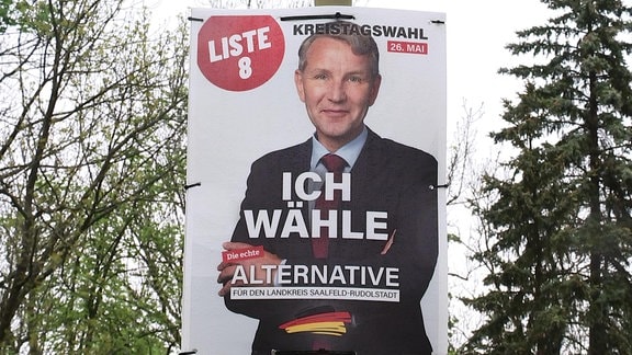 Auf einem Wahlplakat ist Björn Höcke zu sehen.