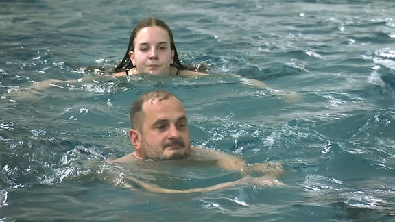 zwei Teilnehmer beim 24-h-Schwimmen